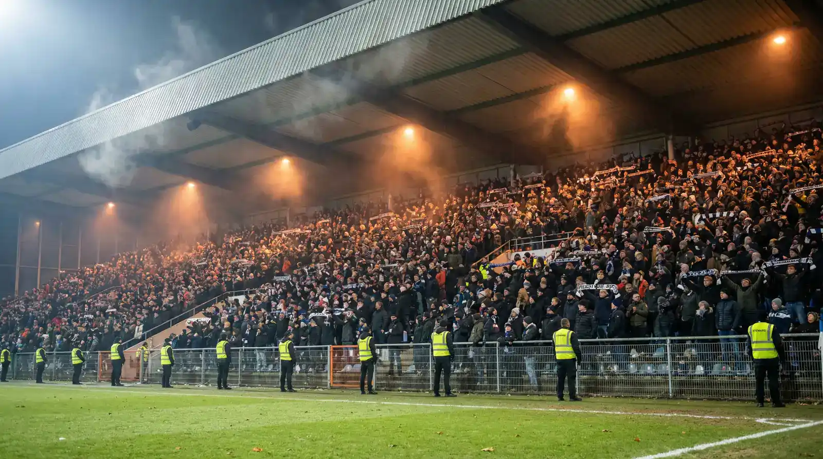 Volle Tribüne in einem deutschen Zweitliga-Stadion bei einem Abendspiel